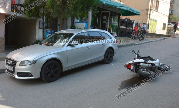Моторист пострада при удар в паркирано Ауди
