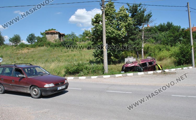 Шофьор без книжка обърна Фиат по таван