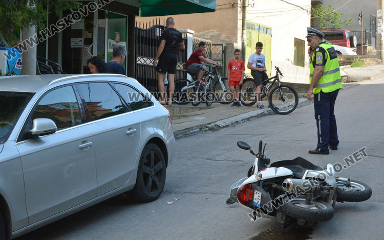 Моторист пострада при удар в паркирано Ауди