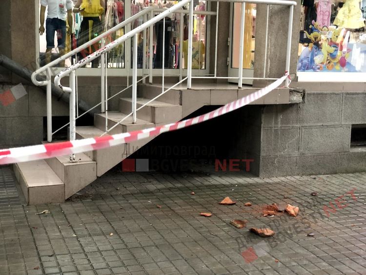 Оградения очастък, където е паднала керемида