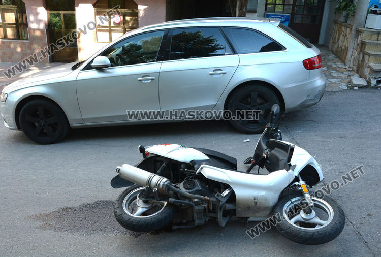 Моторист пострада при удар в паркирано Ауди