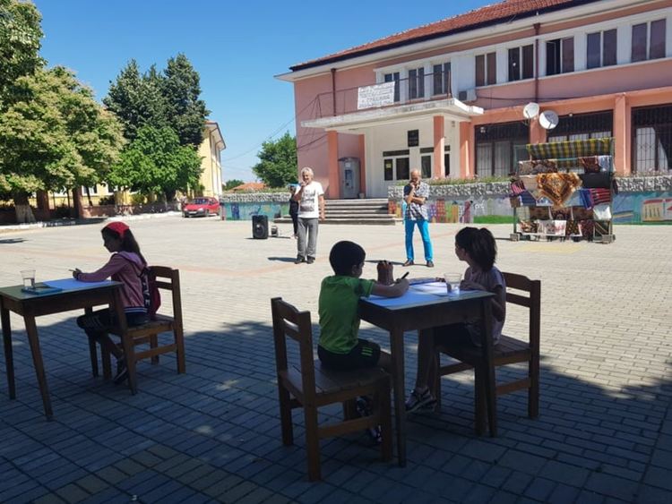 Деца рисуваха "Чергата на баба"