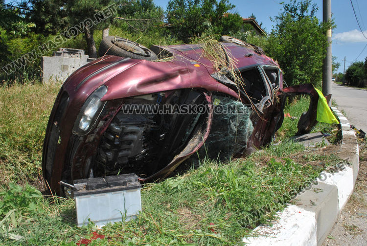 Шофьор без книжка обърна Фиат по таван