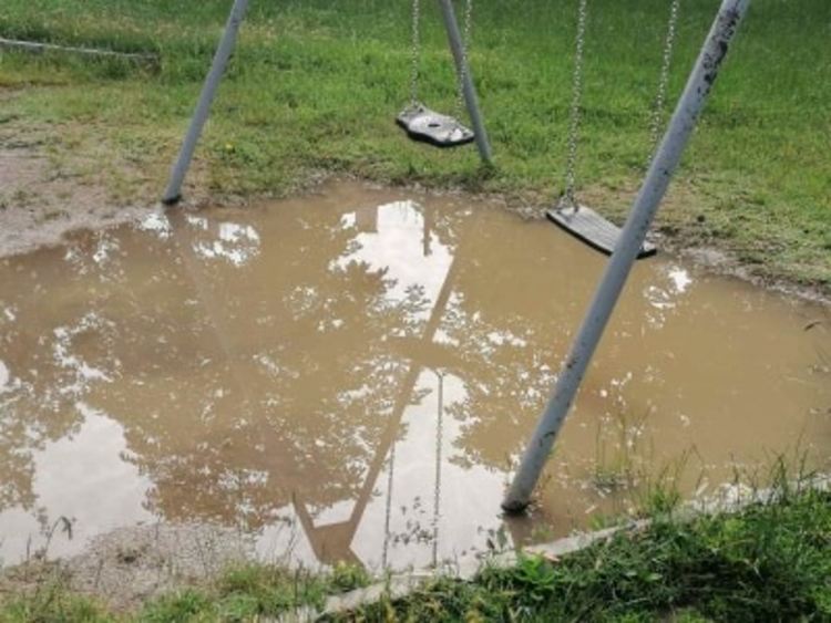 Сигнал: Занемарена детска площадка в Конуш се наводнява при всеки дъжд