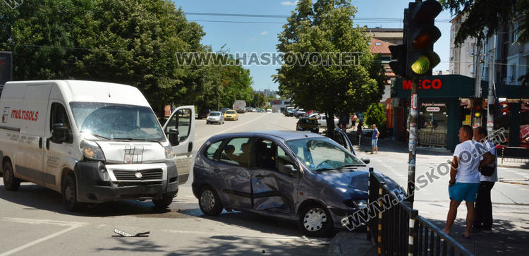 Микробус и кола се „засякоха“ на кръстовище