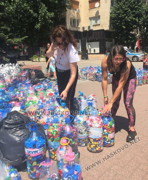Тонове пластмаса  от Хасково отиват за рециклиране в помощ на кампанията „Капачки за бъдеще“