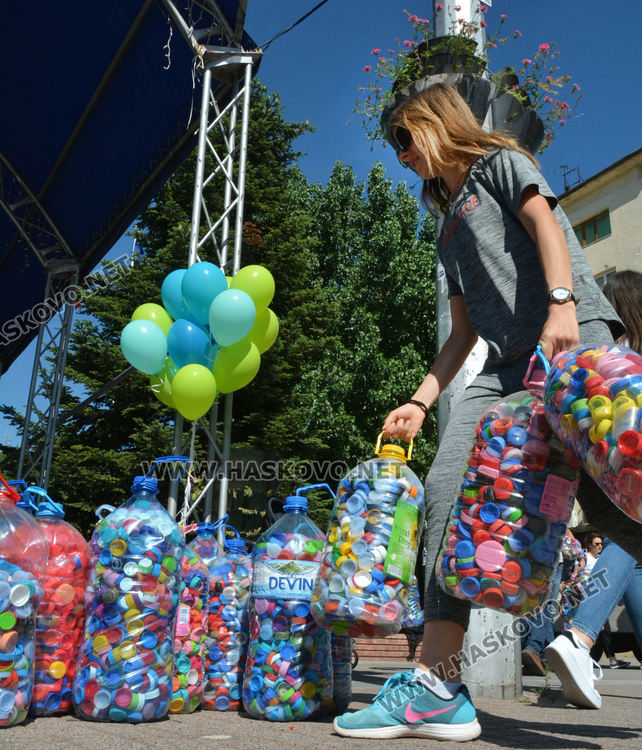 Тонове пластмаса  от Хасково отиват за рециклиране в помощ на кампанията „Капачки за бъдеще“