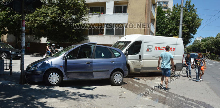 Микробус и кола се „засякоха“ на кръстовище