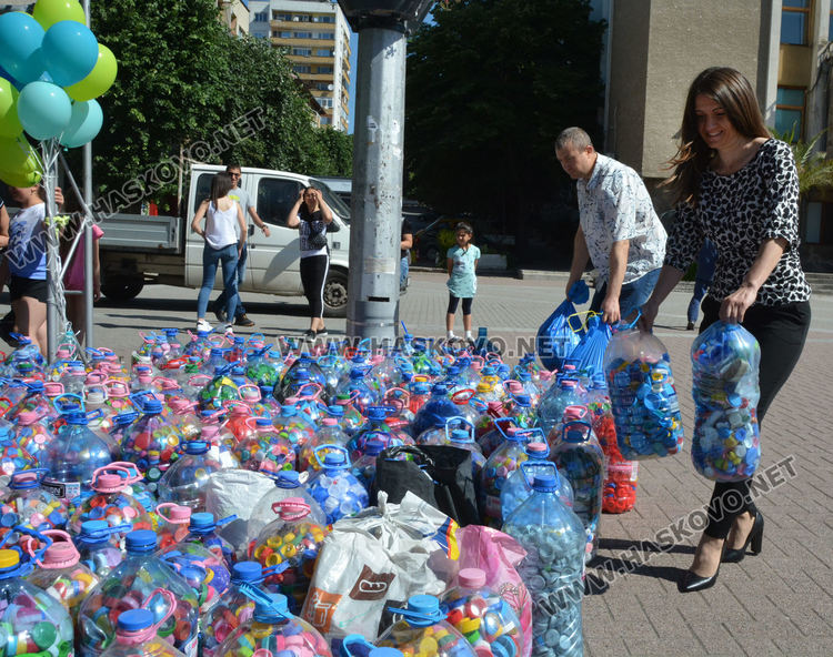 Тонове пластмаса  от Хасково отиват за рециклиране в помощ на кампанията „Капачки за бъдеще“