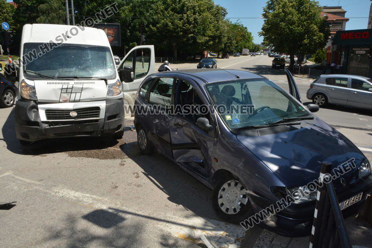 Микробус и кола се „засякоха“ на кръстовище