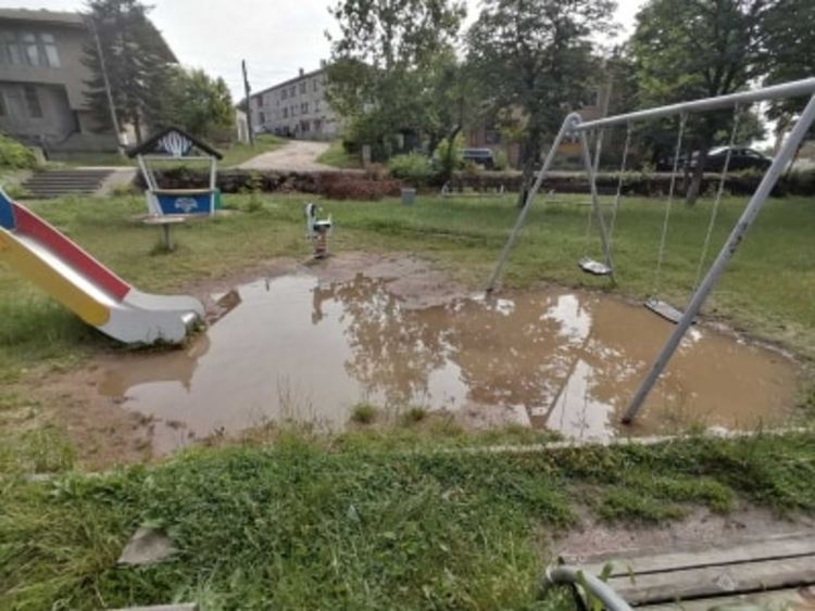 Сигнал: Занемарена детска площадка в Конуш се наводнява при всеки дъжд