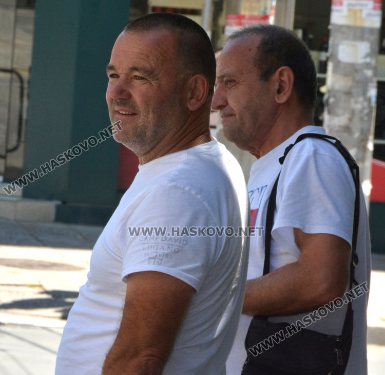 Микробус и кола се „засякоха“ на кръстовище