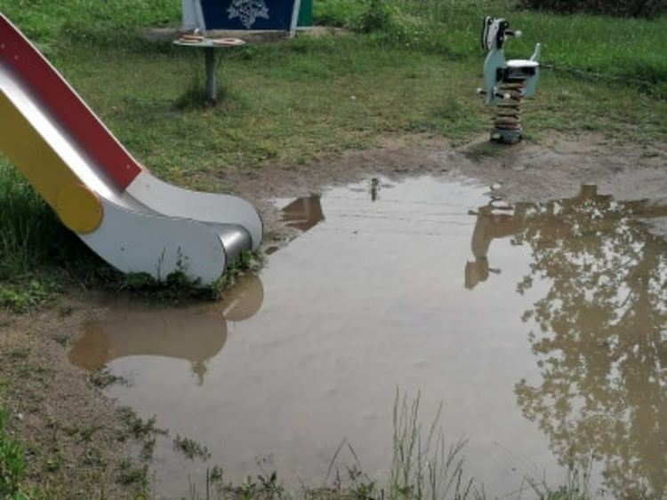 Сигнал: Занемарена детска площадка в Конуш се наводнява при всеки дъжд