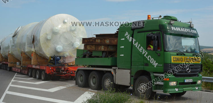 Затвориха временно Е-80 край Хасково заради 158-тонна композиция със сухо мляко