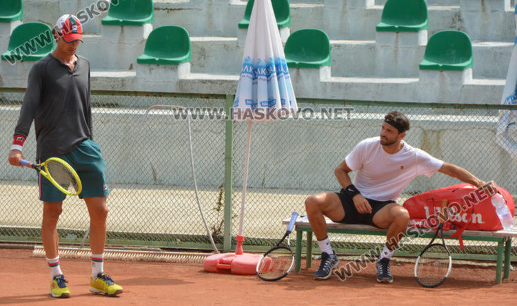 Търсят контактните с Григор Димитров в Хасково