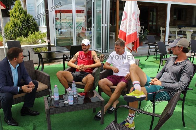 Отрицателен PCR тест на кмета на Хасково, но Дечев остава под карантина