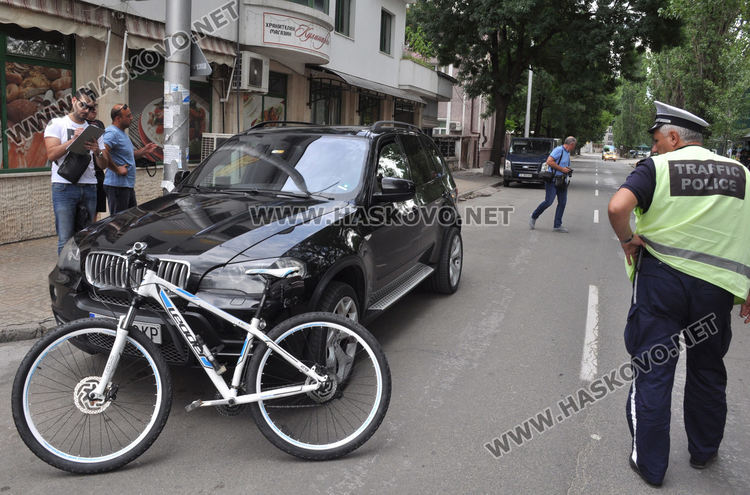Шофьор на БМВ събори колоездач с вратата на автомобила си