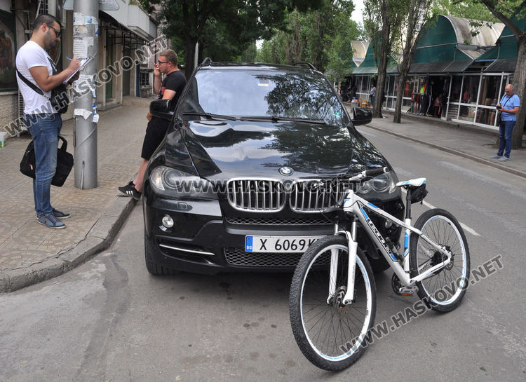 Шофьор на БМВ събори колоездач с вратата на автомобила си