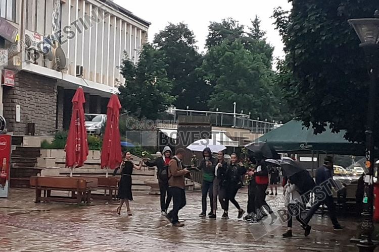 Серенада под дъжда, 12-класници от Смолян играха хоро с чадъри под прозореца на учителката си