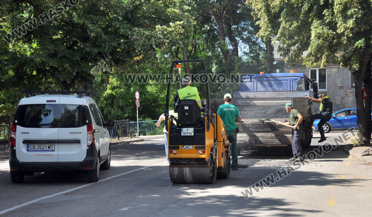 Кърпят разбити улици в Хасково