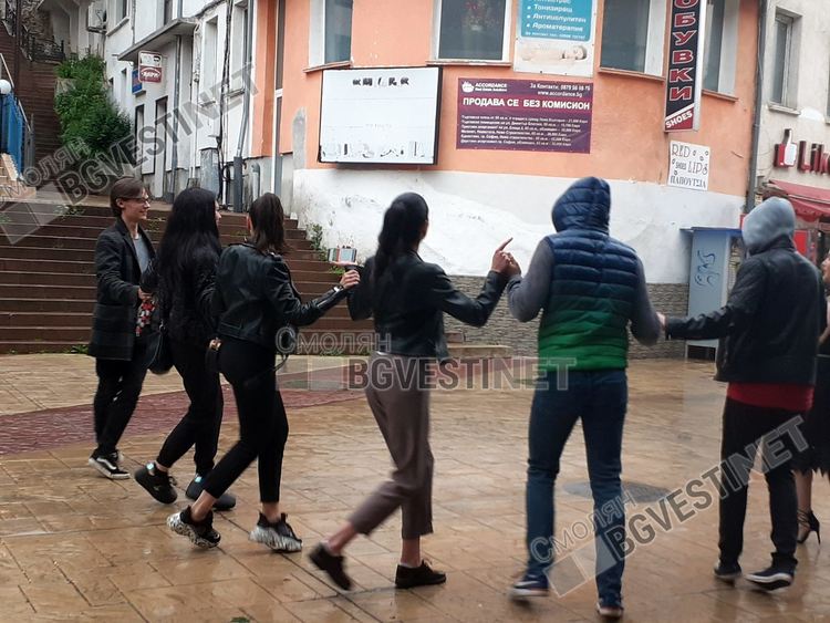 Серенада под дъжда, 12-класници от Смолян играха хоро с чадъри под прозореца на учителката си