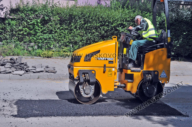 Кърпят разбити улици в Хасково