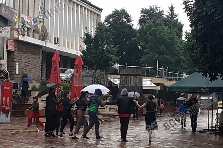 Серенада под дъжда, 12-класници от Смолян играха хоро с чадъри под прозореца на учителката си