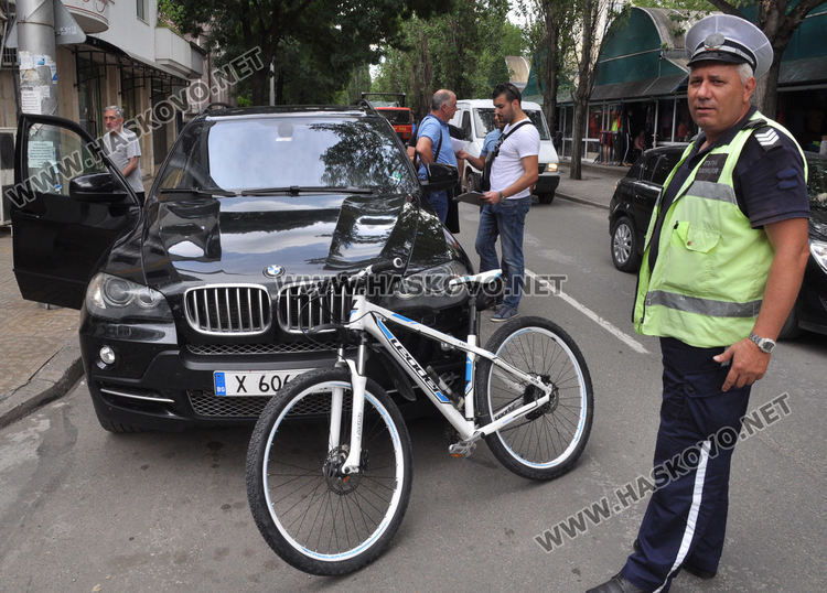 Шофьор на БМВ събори колоездач с вратата на автомобила си