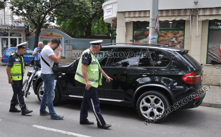 Шофьор на БМВ събори колоездач с вратата на автомобила си