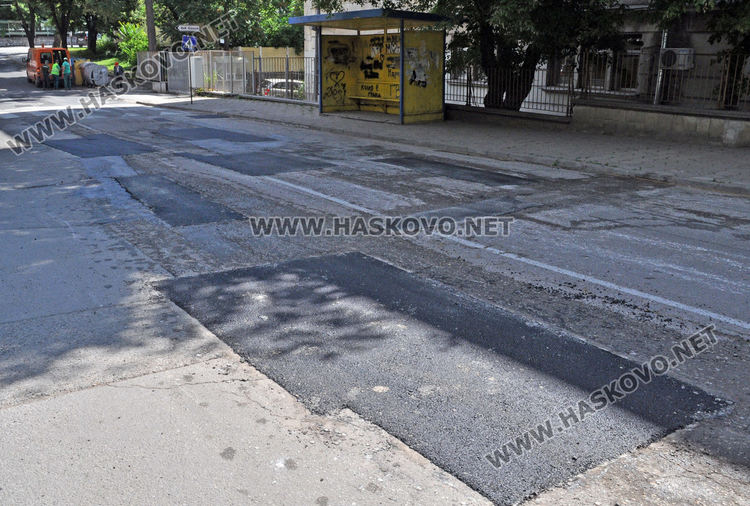 Кърпят разбити улици в Хасково