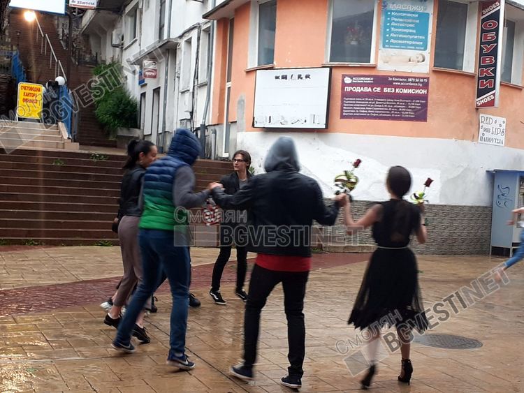 Серенада под дъжда, 12-класници от Смолян играха хоро с чадъри под прозореца на учителката си