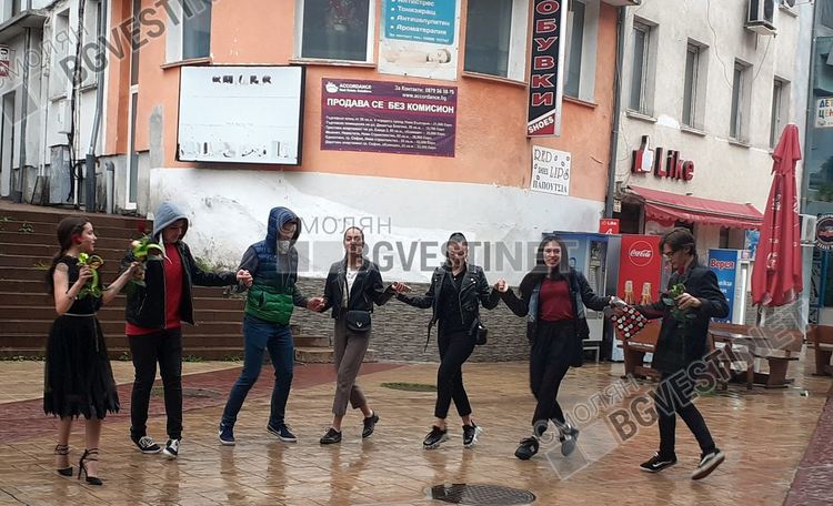 Серенада под дъжда, 12-класници от Смолян играха хоро с чадъри под прозореца на учителката си