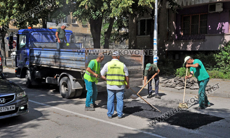 Кърпят разбити улици в Хасково