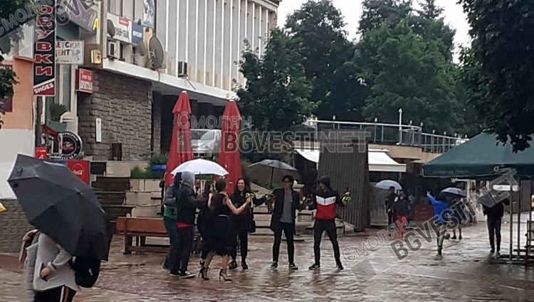 Серенада под дъжда, 12-класници от Смолян играха хоро с чадъри под прозореца на учителката си