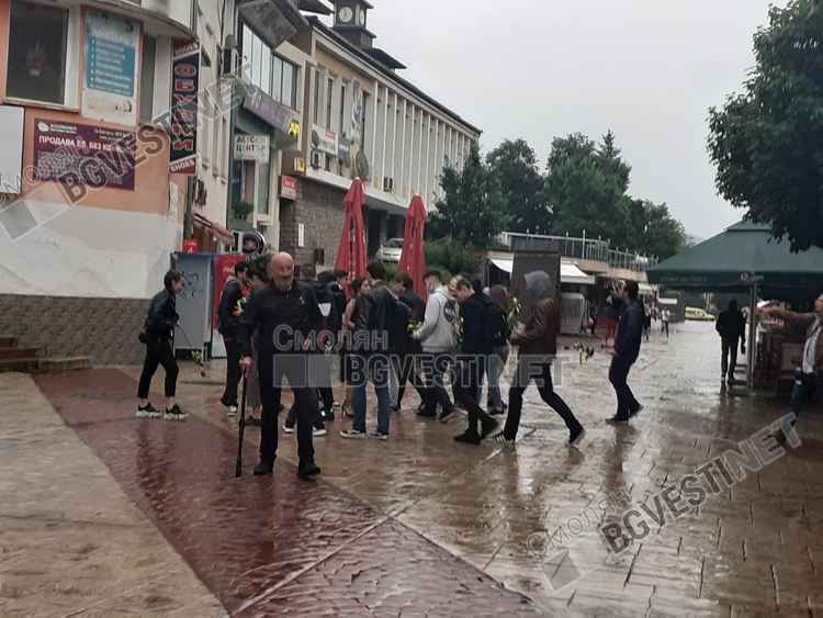 Серенада под дъжда, 12-класници от Смолян играха хоро с чадъри под прозореца на учителката си