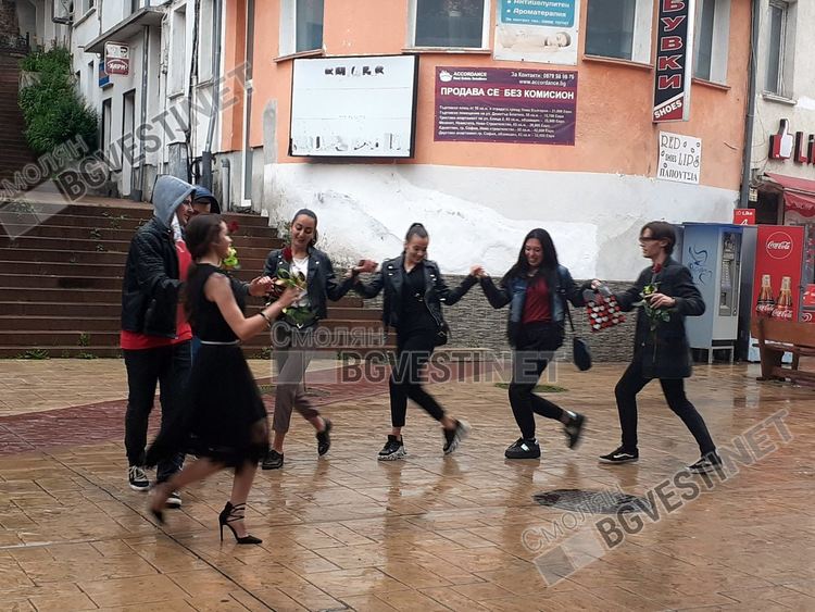 Серенада под дъжда, 12-класници от Смолян играха хоро с чадъри под прозореца на учителката си