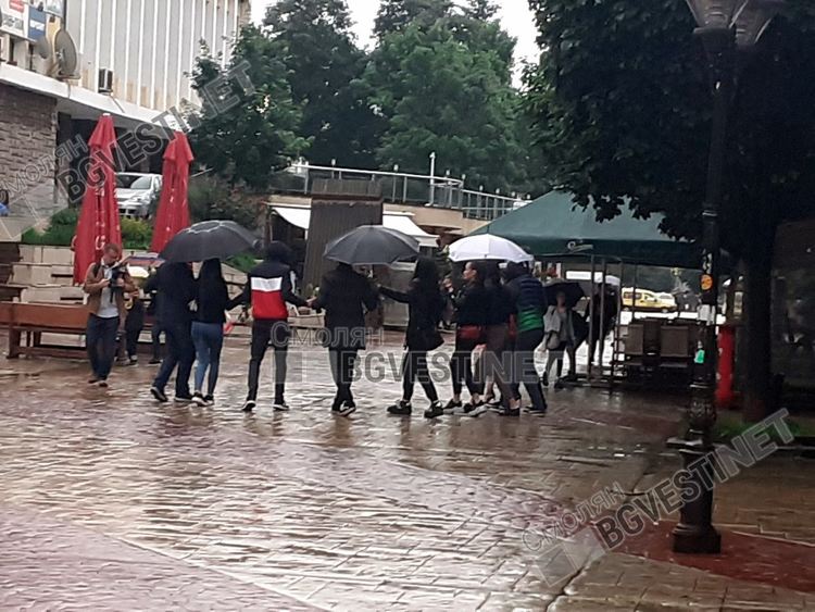 Серенада под дъжда, 12-класници от Смолян играха хоро с чадъри под прозореца на учителката си