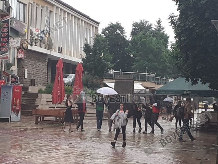 Серенада под дъжда, 12-класници от Смолян играха хоро с чадъри под прозореца на учителката си