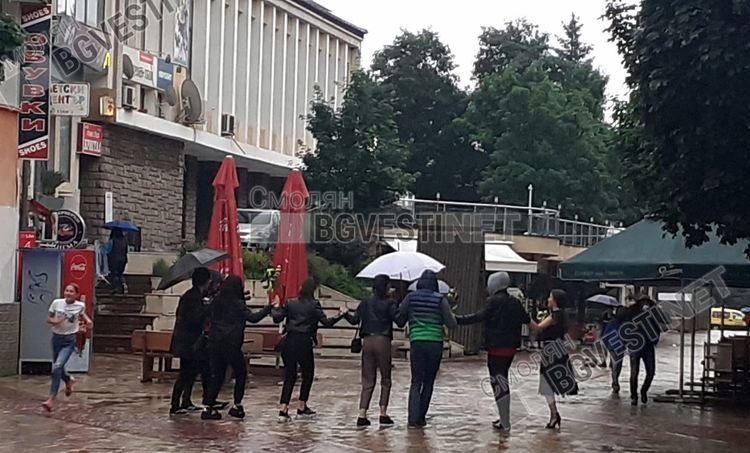 Серенада под дъжда, 12-класници от Смолян играха хоро с чадъри под прозореца на учителката си