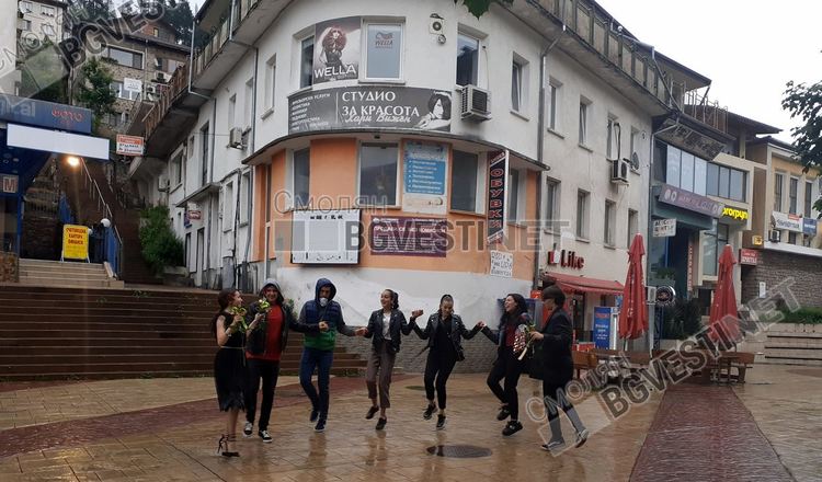 Серенада под дъжда, 12-класници от Смолян играха хоро с чадъри под прозореца на учителката си