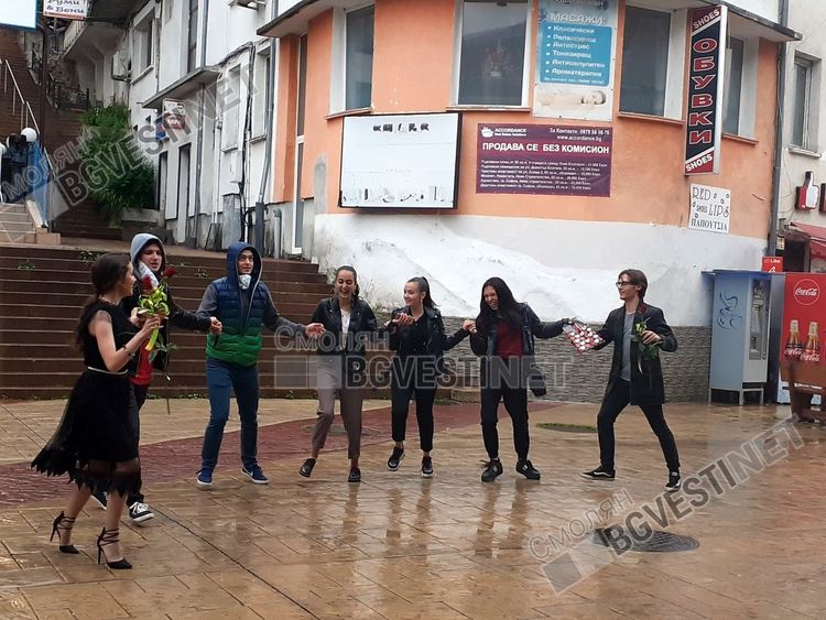 Серенада под дъжда, 12-класници от Смолян играха хоро с чадъри под прозореца на учителката си