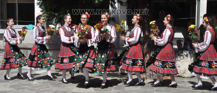 Знаете ли какво означава „златна тояга през село ходи“ в наричанията на пръстените за Еньовден?