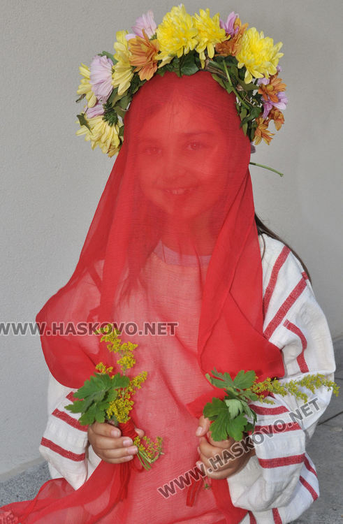 Знаете ли какво означава „златна тояга през село ходи“ в наричанията на пръстените за Еньовден?