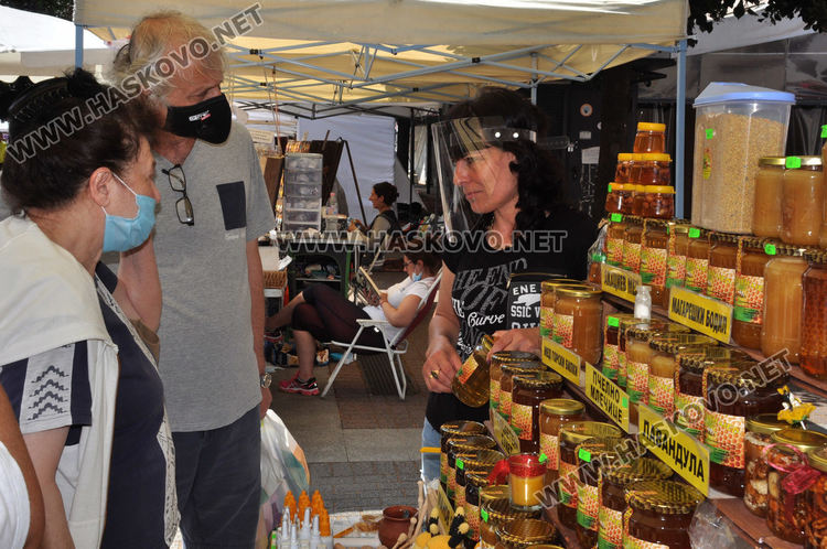 Еньовденски венец за здраве в центъра на Хасково и ръкоделия родно производство в "Българско е!"