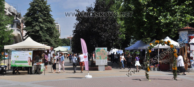 Еньовденски венец за здраве в центъра на Хасково и ръкоделия родно производство в "Българско е!"