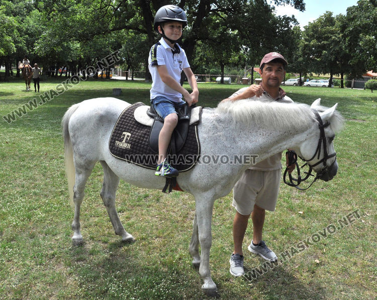 Понито Арчи и жребецът Аполон на разходка с хасковските деца