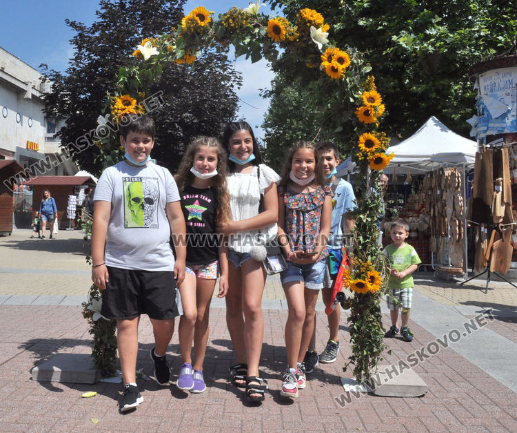 Еньовденски венец за здраве в центъра на Хасково и ръкоделия родно производство в "Българско е!"