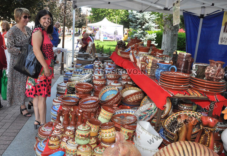 Еньовденски венец за здраве в центъра на Хасково и ръкоделия родно производство в "Българско е!"