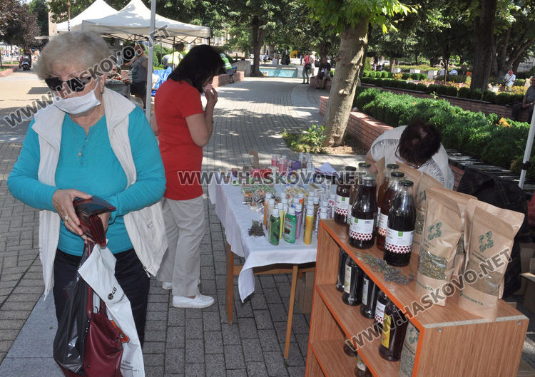 Еньовденски венец за здраве в центъра на Хасково и ръкоделия родно производство в "Българско е!"