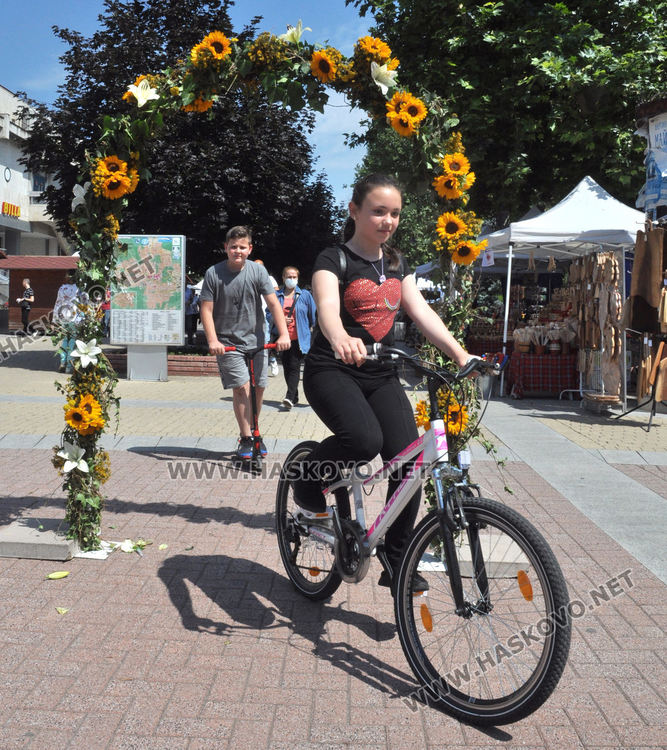 Еньовденски венец за здраве в центъра на Хасково и ръкоделия родно производство в "Българско е!"